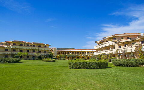 Golfo Aranci Ortensia Apartments: Proprietà, Cielo, Costruzione, Erba, Estate, Architettura, Cittadina, Insediamento Umano, Immobiliare, Zona Residenziale