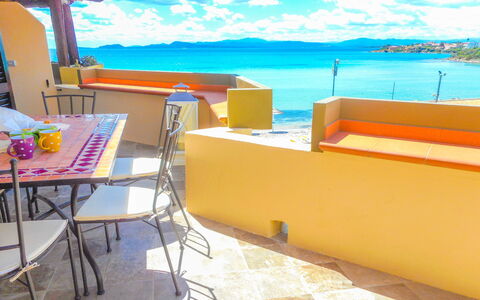 Golfo Aranci Ortensia Apartments: Proprietà, Giallo, Camera, Turchese, Mobilia, Vacanza, Costruzione, Tavolo, Interior Design, Balcone