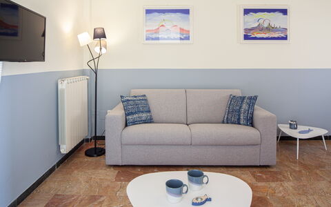 Giulia Apartment - Levanto: Mobilia, Proprietà, Tavolo, Tavola, Prodotto, Azzurro, Divano, Cornice, Illuminazione, Legna