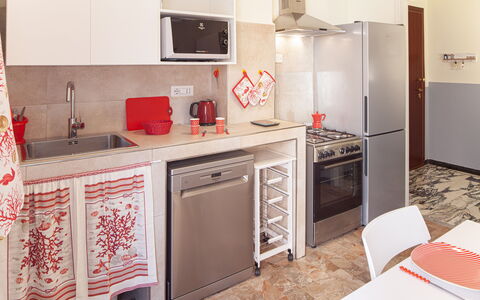 Giulia Apartment - Levanto: Cabinetry, Controsoffitto, Proprietà, Mobilia, Elettrodomestico Da Cucina, Cucina Stufa, Lavello, Cucina, Elettrodomestico, Legna