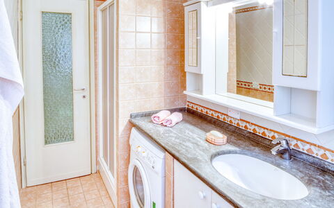 Giulia Apartment - Levanto: Bagno, Proprietà, Camera, Interior Design, Immobiliare, Casa, Pavimento, Costruzione, Piastrella, Casa