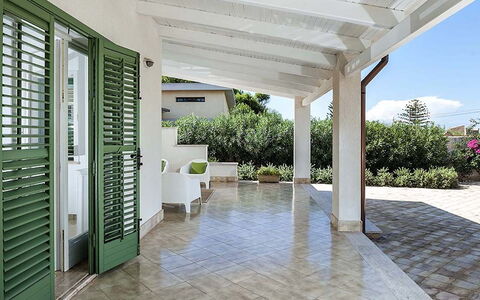Bianca: Pavimentazione, Pavimento, Soffitto, Portico, Shade, Mobili Da Esterno, Colonna, Struttura Esterna, Flagstone, Sedia