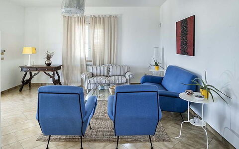 Bianca: Mobilia, Interior Design, Pavimentazione, Parete, Pavimento, Divano, Sedia, Tessile, Camera, Soggiorno