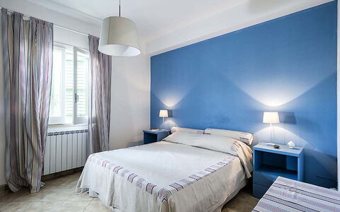 Bianca: Mobilia, Interior Design, Letto, Tessile, Camera Da Letto, Pavimento, Pavimentazione, Soffitto, Camera, Lenzuolo