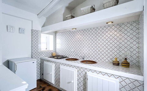 Bianca: Pavimentazione, Interior Design, Cucina, Pavimento, Controsoffitto, Soffitto, Piastrella, Idraulico Fixture, Camera, Rubinetto