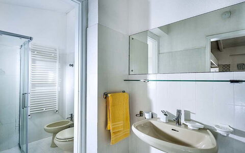 Bianca: Pavimentazione, Idraulico Fixture, Interior Design, Pavimento, Bagno, Soffitto, Lavello, Idraulico, Rubinetto, Camera