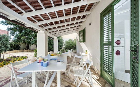 Bianca: Mobilia, Sedia, Mobili Da Esterno, Tavolo, Casa, Portico, Porta, Tavolo Esterno, Cucina & Sala Da Pranzo Tavolo, Terrazza