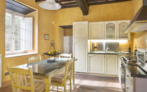 Montefiore: Controsoffitto, Camera, Proprietà, Mobilia, Cucina, Costruzione, Interior Design, Cabinetry, Pavimento, Giallo