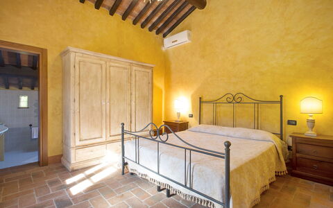 Montefiore: Camera, Proprietà, Mobilia, Camera Da Letto, Letto, Costruzione, Interior Design, Telaio Del Letto, Lenzuolo, Parete