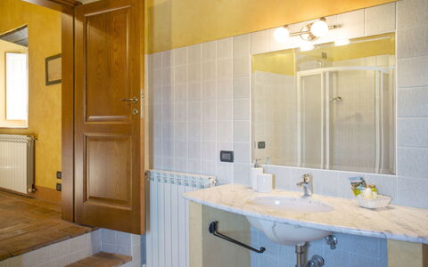 Montefiore: Bagno, Camera, Proprietà, Giallo, Interior Design, Mobiletto Del Bagno, Costruzione, Piastrella, Parete, Casa