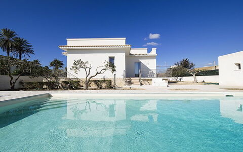 Villa Berbaro: Acqua, Cielo, Proprietà, Azzurro, Piscina, Albero, Costruzione, Nube, Immobiliare, Tempo Libero