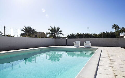 Villa Berbaro: Acqua, Cielo, Piscina, Albero, Shade, Tempo Libero, Rettangolo, Materiale Composito, Immobiliare, Erba