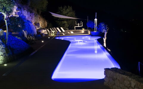 Casa Farfalla: Blu, Piscina, Notte, Ricorrere, Paesaggio Di Illuminazione, Giochi D'Acqua, Eco Hotel, Hotel, Resort Citta ', Landscaping
