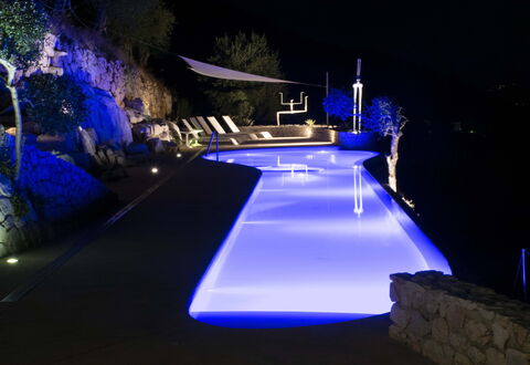 Casa Farfalla: Blu, Piscina, Notte, Ricorrere, Paesaggio Di Illuminazione, Giochi D'Acqua, Eco Hotel, Hotel, Resort Citta ', Landscaping