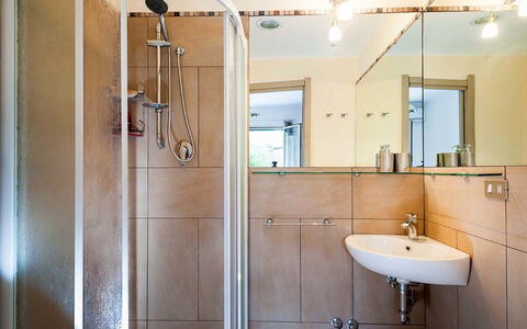 Eden Retreat: Specchio, Idraulico Fixture, Rubinetto, Lavello, Proprietà, Soffione Doccia, Costruzione, Lavandino Del Bagno, Doccia Porta, Bagno