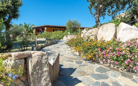 Residence Villa Smeralda: Pianta, Cielo, Proprietà, Comunita 'Impianto, Fiore, Costruzione, Albero, Paesaggio Naturale, Roccia Di Fondo, Manto Stradale