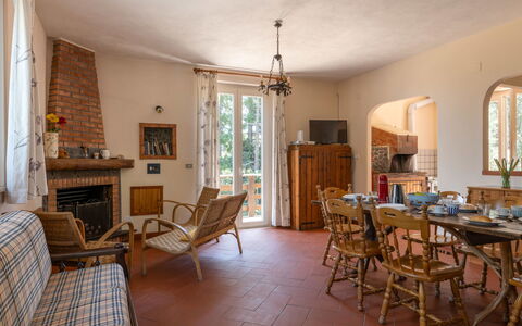 Mareneve: Mobilia, Tavolo, Proprietà, Sedia, Finestra, Legna, Azzurro, Cornice, Interior Design, Pavimento