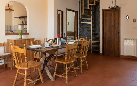 Mareneve: Tavolo, Mobilia, Sedia, Legna, Interior Design, Costruzione, Porta, Pavimentazione, Pavimento, Color Legno