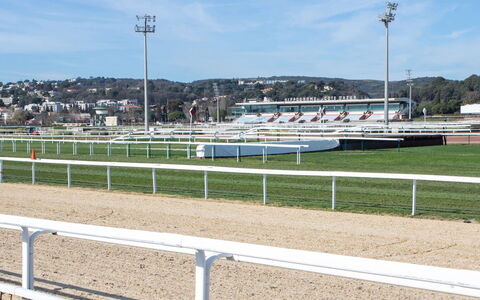 Cagnes-Sur-Mer 123: Cielo, Nube, Infrastruttura, Recinzione, Street Luce, Asfalto, Erba