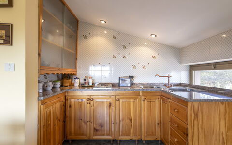 Serena: Controsoffitto, Cabinetry, Rubinetto, Lavandino Della Cucina, Lavello, Cucina, Legna, Interior Design, Pavimento, Pavimentazione