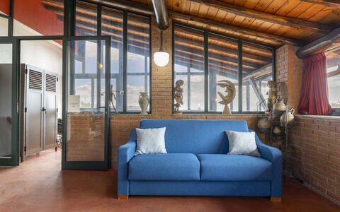 Serena: Proprietà, Mobilia, Divano, Legna, Finestra, Costruzione, Porta, Interior Design, Pavimento, Soggiorno