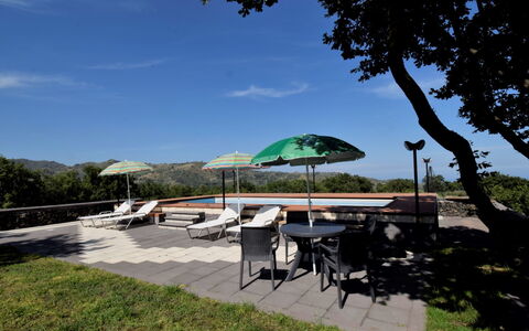 Serena: Proprietà, Cielo, Casa, Immobiliare, Architettura, Albero, Costruzione, Casa, Ombrello, Montagna