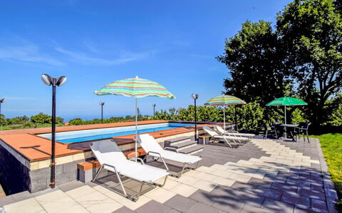 Serena: Proprietà, Costruzione, Immobiliare, Piscina, Lettino, Casa, Mobilia, Casa, Mobili Da Esterno, Estate