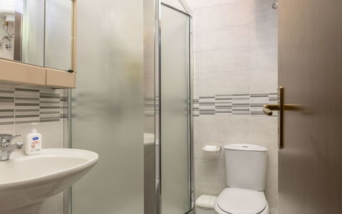 Il Poggio: Proprietà, Idraulico Fixture, Bianca, Bagno, Viola, Lavello, Specchio, Illuminazione, Rubinetto