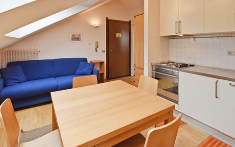 Canazei 710: Proprietà, Camera, Mobilia, Interior Design, Costruzione, Tavolo, Casa, Immobiliare, Pavimento, Loft