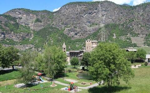 Avise 100: Pianta, Cielo, Nube, Montagna, Paesaggio Naturale, Albero, Lotto, Costruzione, Pascolo, Paesaggio