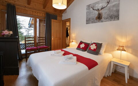 Ropiar: Legna, Mobilia, Interior Design, Casa, Casa, Camera, Soffitto, Camera Da Letto, Pavimento, Letto