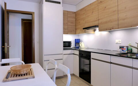 Rehli: Cabinetry, Mobilia, Tavolo, Controsoffitto, Legna, Elettrodomestico Da Cucina, Cucina, Lavandino Della Cucina, Interior Design, Costruzione