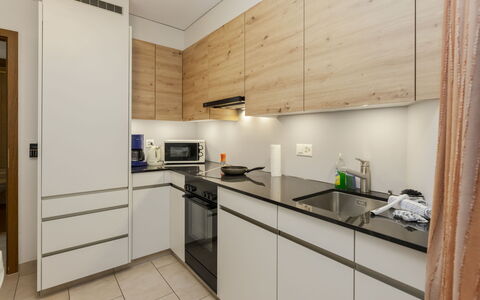 Rehli: Cucina, Controsoffitto, Elettrodomestico Da Cucina, Cabinetry, Interior Design, Mobilia, Pavimentazione, Legna, Apparecchio Major, Pavimento