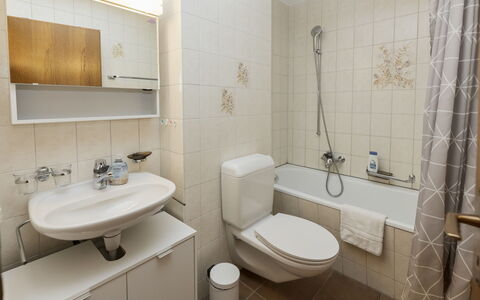 Rehli: Bagno, Lavandino Del Bagno, Idraulico Fixture, Lavello, Gabinetto, Toilet Seat, Interior Design, Pavimentazione, Pavimento, Rubinetto