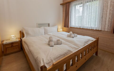 Rehli: Interior Design, Legna, Camera Da Letto, Pavimento, Letto, Pavimentazione, Soffitto, Mobilia, Camera, Lenzuolo