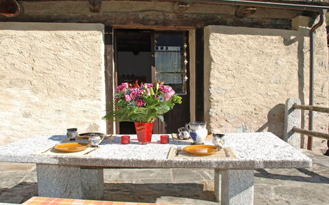 Rustico Cristallo: Proprietà, Tavolo, Camera, Casa, Costruzione, Mobilia, Interior Design, Fiore, Vacanza, Pianta