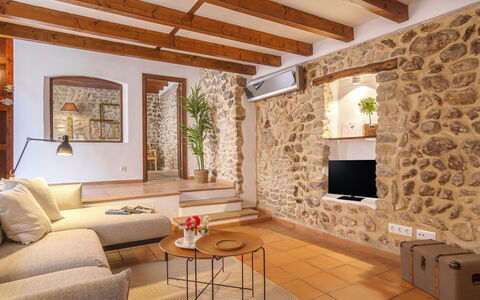 Biniarroi Charm & Quality: Mobilia, Proprietà, Tavolo, Pianta, Legna, Soggiorno, Interior Design, Pavimento, Pianta Della Casa, Pavimentazione