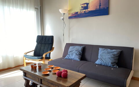 Roger de Flor: Mobilia, Tavolo, Cielo, Sedia, Legna, Interior Design, Albero, Pavimento, Shade, Costruzione