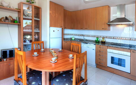 Fané: Camera, Proprietà, Mobilia, Controsoffitto, Cucina, Costruzione, Cabinetry, Casa, Interior Design, Immobiliare