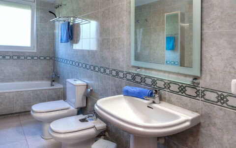 Fané: Bagno, Proprietà, Camera, Rubinetto, Parete, Piastrella, Interior Design, Lavello, Architettura, Lavandino Del Bagno