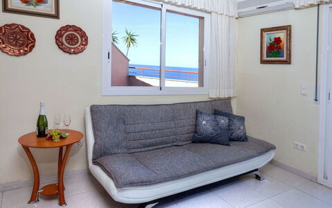 Fané: Mobilia, Camera, Proprietà, Interior Design, Divano, Pavimento, Soggiorno, Casa, Immobiliare, Costruzione