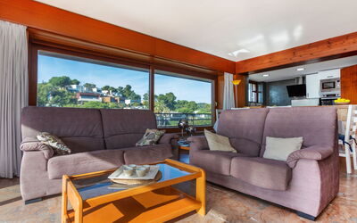 Isabelle 250.2: Proprietà, Mobilia, Divano, Soggiorno, Pianta, Legna, Interior Design, Pavimento, Shade, Divano Letto