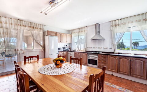 Macedonia: Camera, Proprietà, Mobilia, Interior Design, Immobiliare, Costruzione, Cucina, Cabinetry, Soffitto, Tavolo
