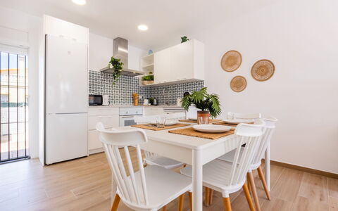 Marina: Mobilia, Interior Design, Cucina, Pavimentazione, Sedia, Tavolo, Legna, Sala Da Pranzo, Cucina & Sala Da Pranzo Tavolo, Pavimento