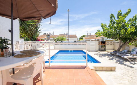 Marina: Piscina, Ricorrere, Shade, Mobili Da Esterno, Sedia, Pianta Della Casa, Hotel, Piastrella, Vaso Di Fiori, Eco Hotel