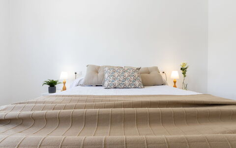 Marina: Letto, Camera Da Letto, Bedding, Lenzuolo, Interior Design, Mobilia, Biancheria, Legna, Pavimento, Tessile