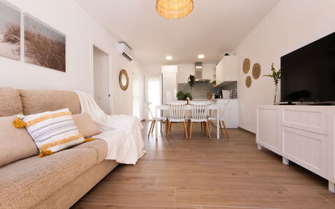 Marina: Mobilia, Pavimentazione, Interior Design, Pavimento, Pavimento In Legno, Legna, Soggiorno, Divano, Pavimento Laminato, Soffitto