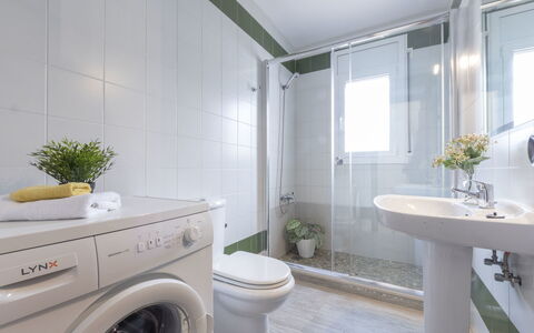 Marina: Specchio, Pianta, Idraulico Fixture, Rubinetto, Proprietà, Lavanderia, Lavello, Lavandino Del Bagno, Bianca, Mobiletto Del Bagno