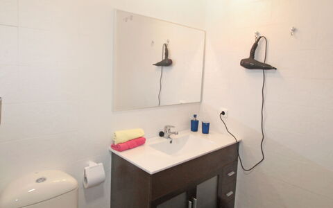 Vila Park: Bagno, Camera, Proprietà, Parete, Interior Design, Lavello, Casa, Idraulico Fixture, Proprietà Del Materiale, Immobiliare