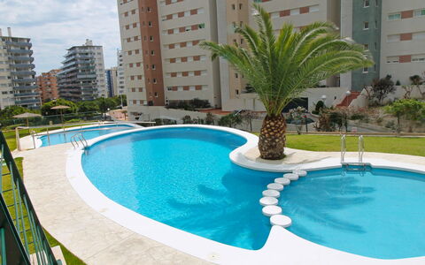 Vila Park: Acqua, Costruzione, Giorno, Pianta, Piscina, Azzurro, Albero, Architettura, Finestra, Nube